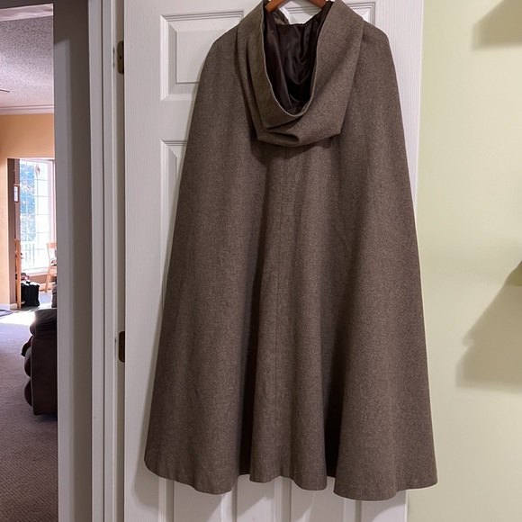 Handmade lightweight lined cape with hood - Picture 2 of 9